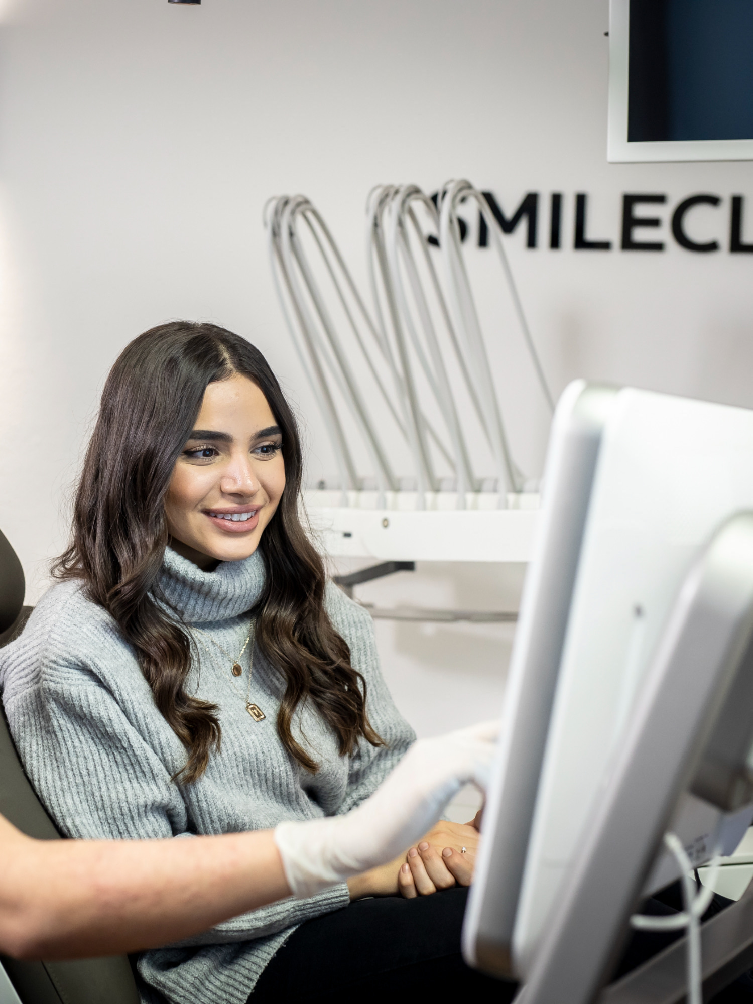 Patientin bei der persönlichen Beratung in der SmileClub-Praxis